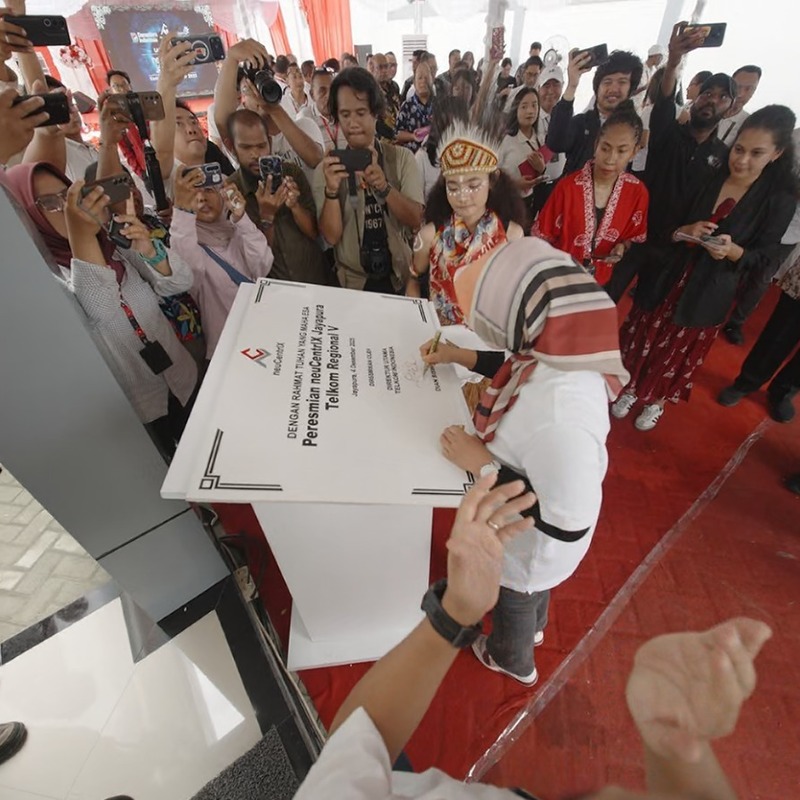 (kiri ke kanan) VP Corporate Communication Telkom Andri Herawan Sasoko, Komisaris Telkom Rizal Mallarangeng, Direktur Utama Telkom Dian Siswarini, Direktur Wholesale & International Business Service Telkom Honesti Basyir, dan EVP Telkom Regional V Amin Soebagyo saat acara Press Conference peresmian fasilitas edge data center neuCentrIX Telkom ke-28 yang berlokasi di Jayapura, Papua pada Kamis (4/12).